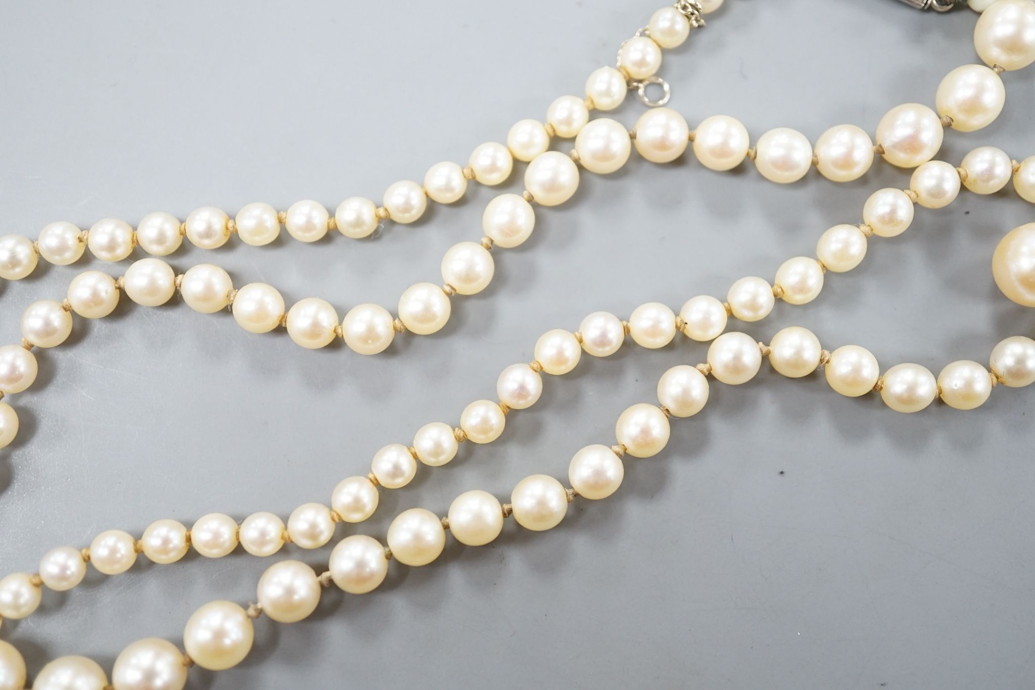 A single strand graduated cultured pearl necklace, 48cm string a.f.